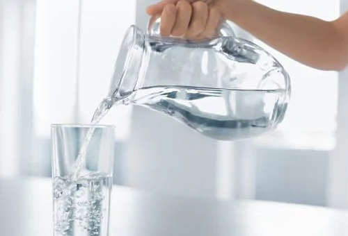 giảm 5kg trong 1 tuần bằng nước lọc. Uống nước lọc buổi sáng giúp nạp năng lượng cho cơ thể