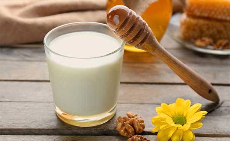 Cách rửa mặt bằng sữa tươi không đường trị mụn kết hợp với mật ong và chanh